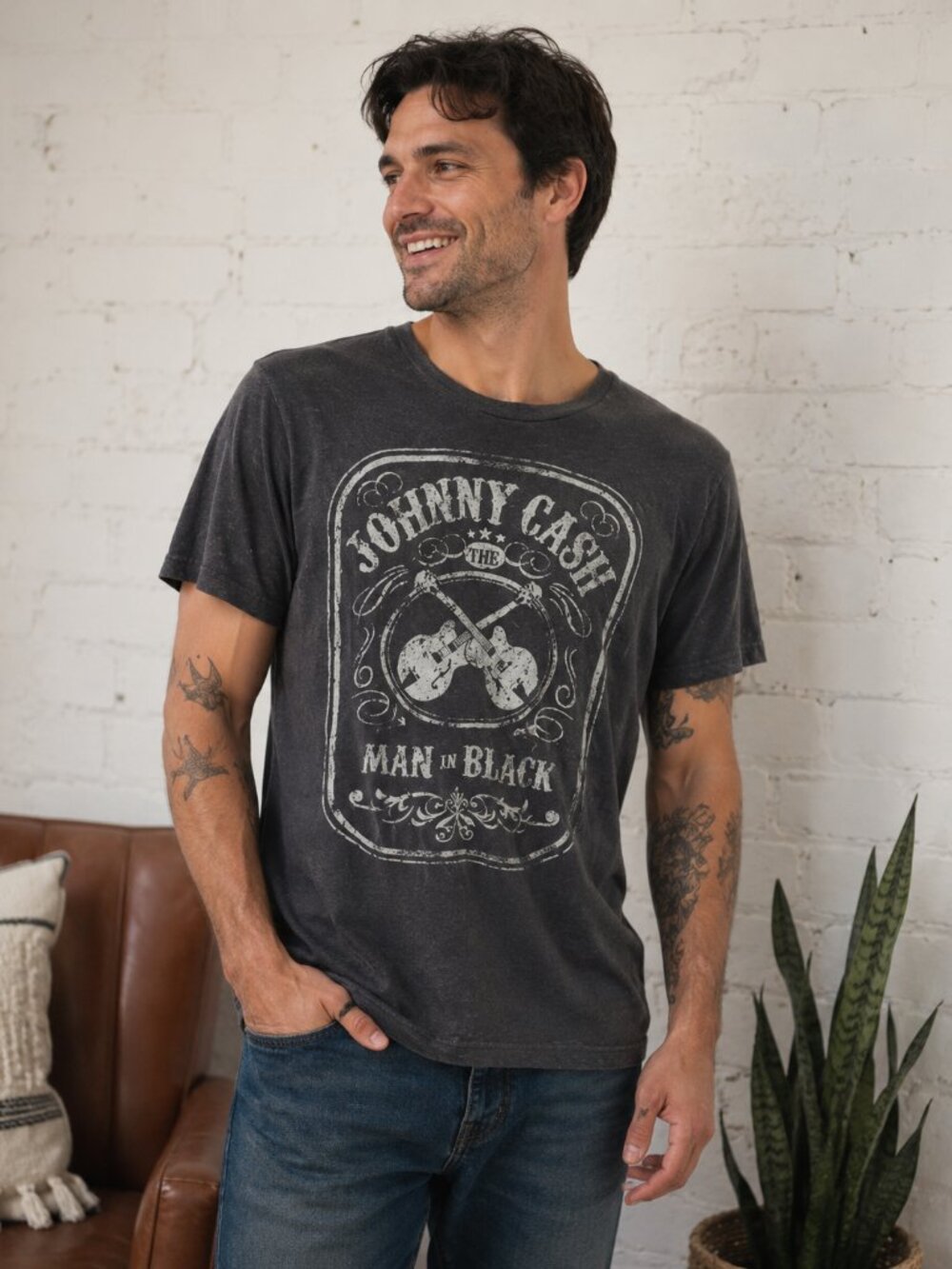 Johnny Cash Man in Black Graphic Tee Men's Large Black Band T-Shirt Country
